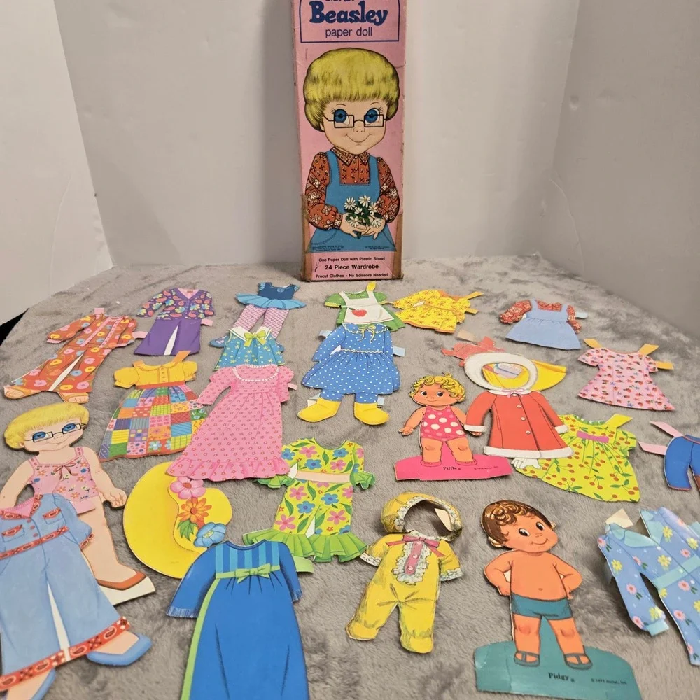 Vintage 1974 Whitman Mrs Beasley Paper Doll Family Affair 24 Piece Wardrobe Box